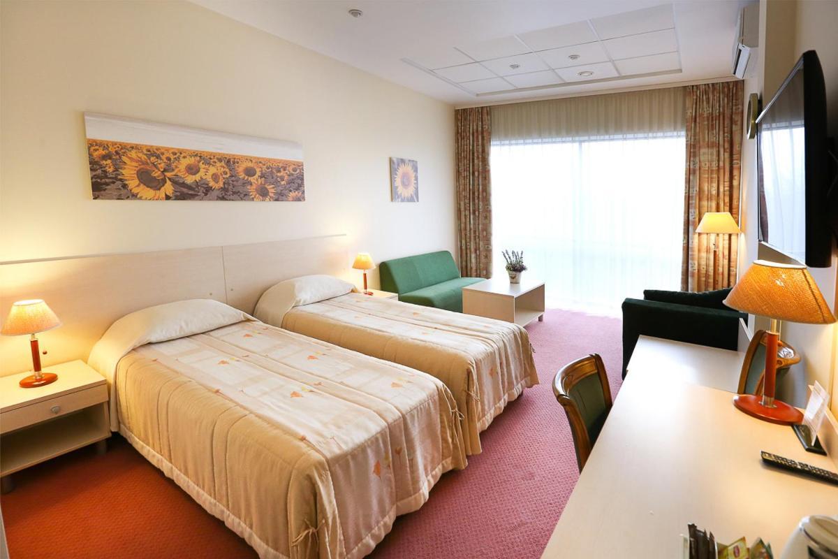 Smelyne Hotel Panevezys Ngoại thất bức ảnh